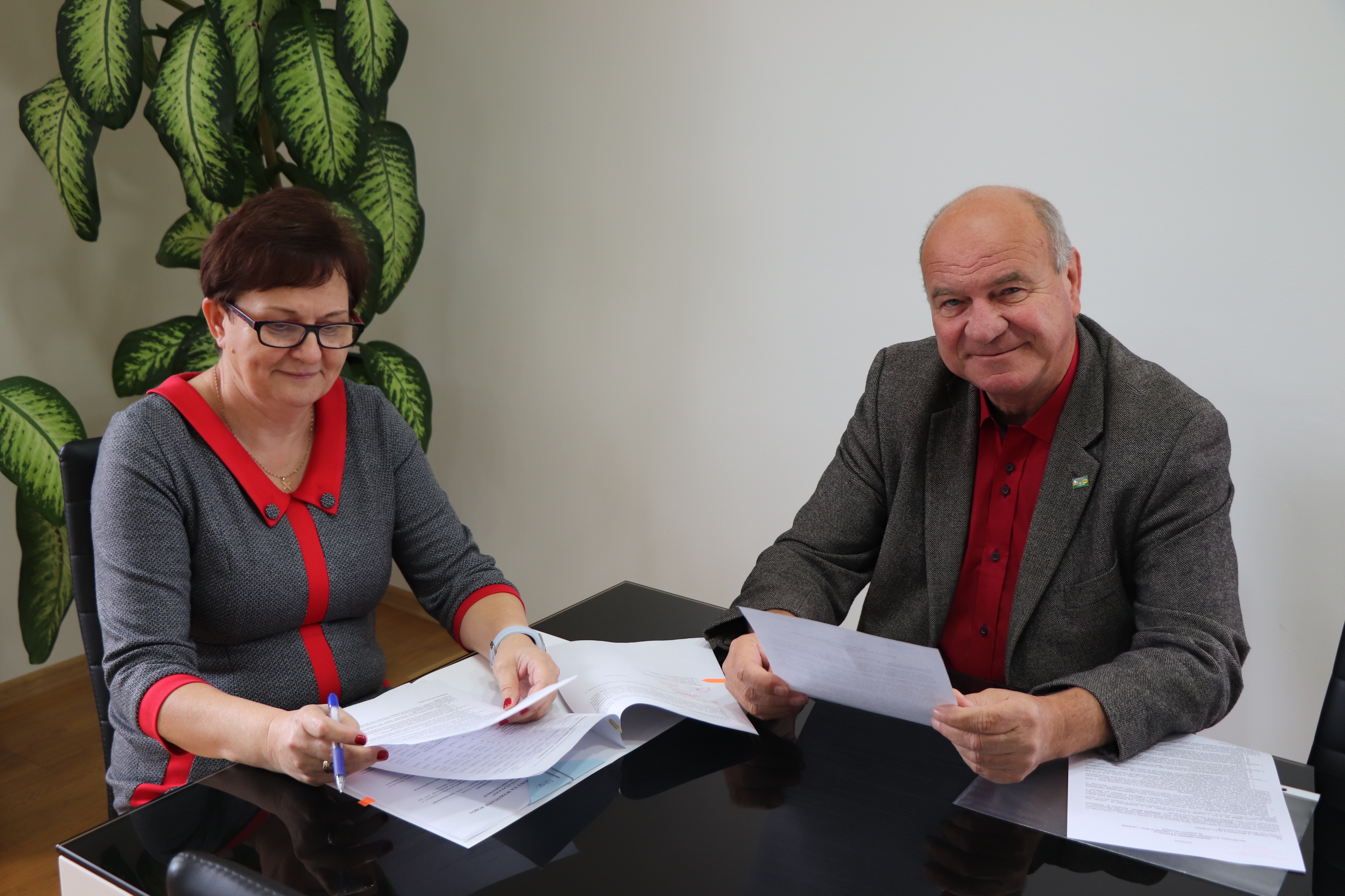 podpisanie umowy na budowę dróg w Osówcu