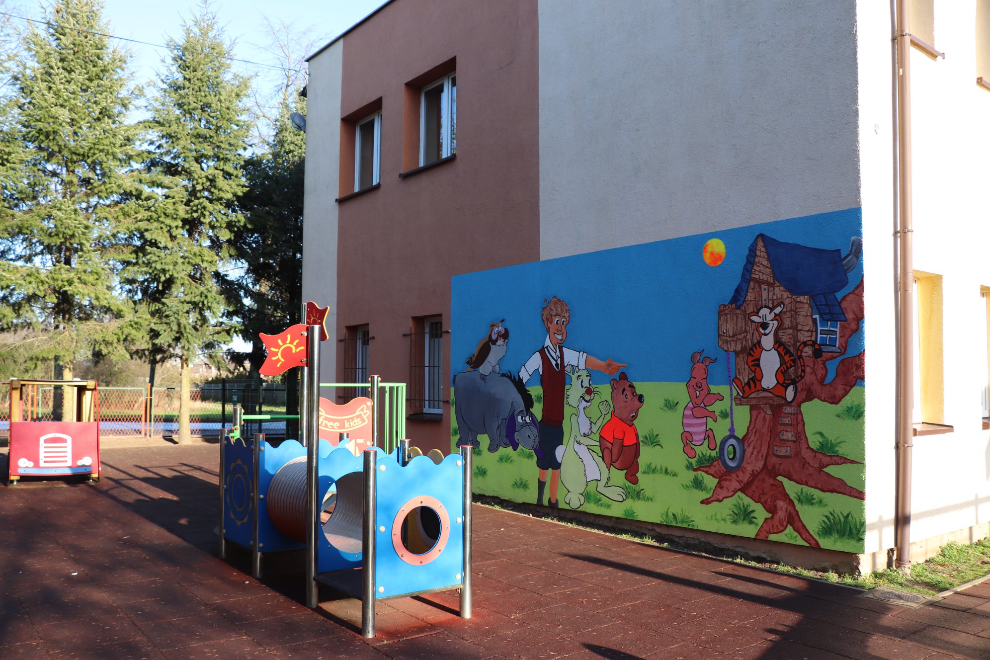 murale na murach przedszkola w Sicienku