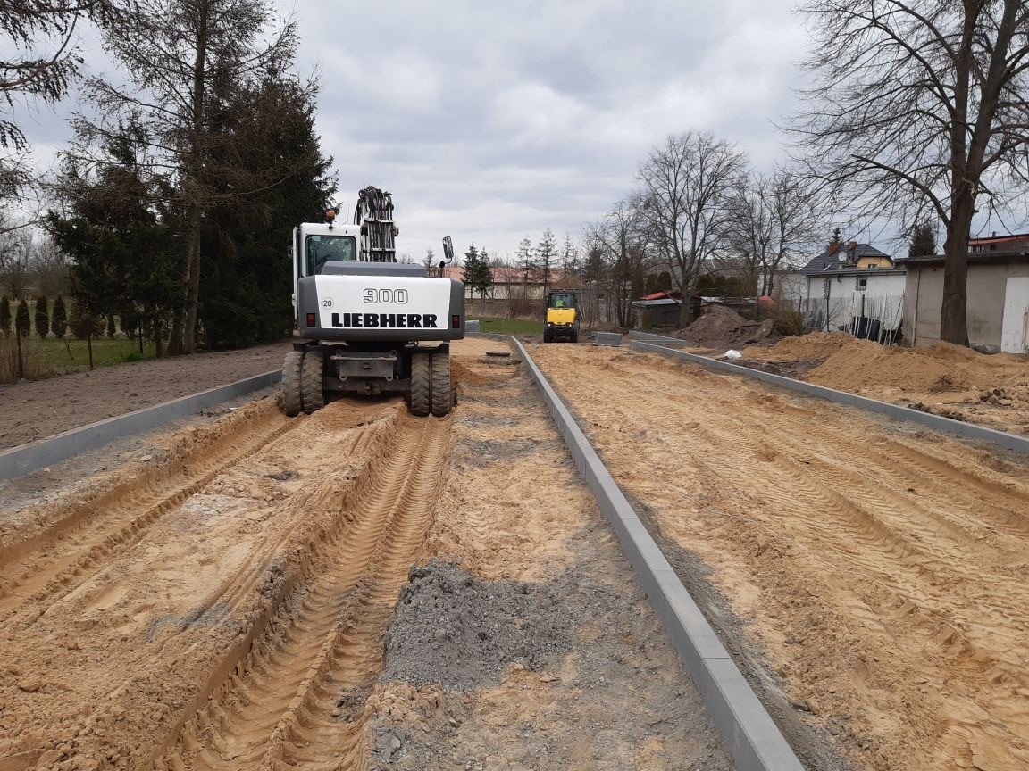 prace przy budowie drogi gminnej stanowiącej połączenie ul. Mroteckiej z ul. Lipową w Sicienku.