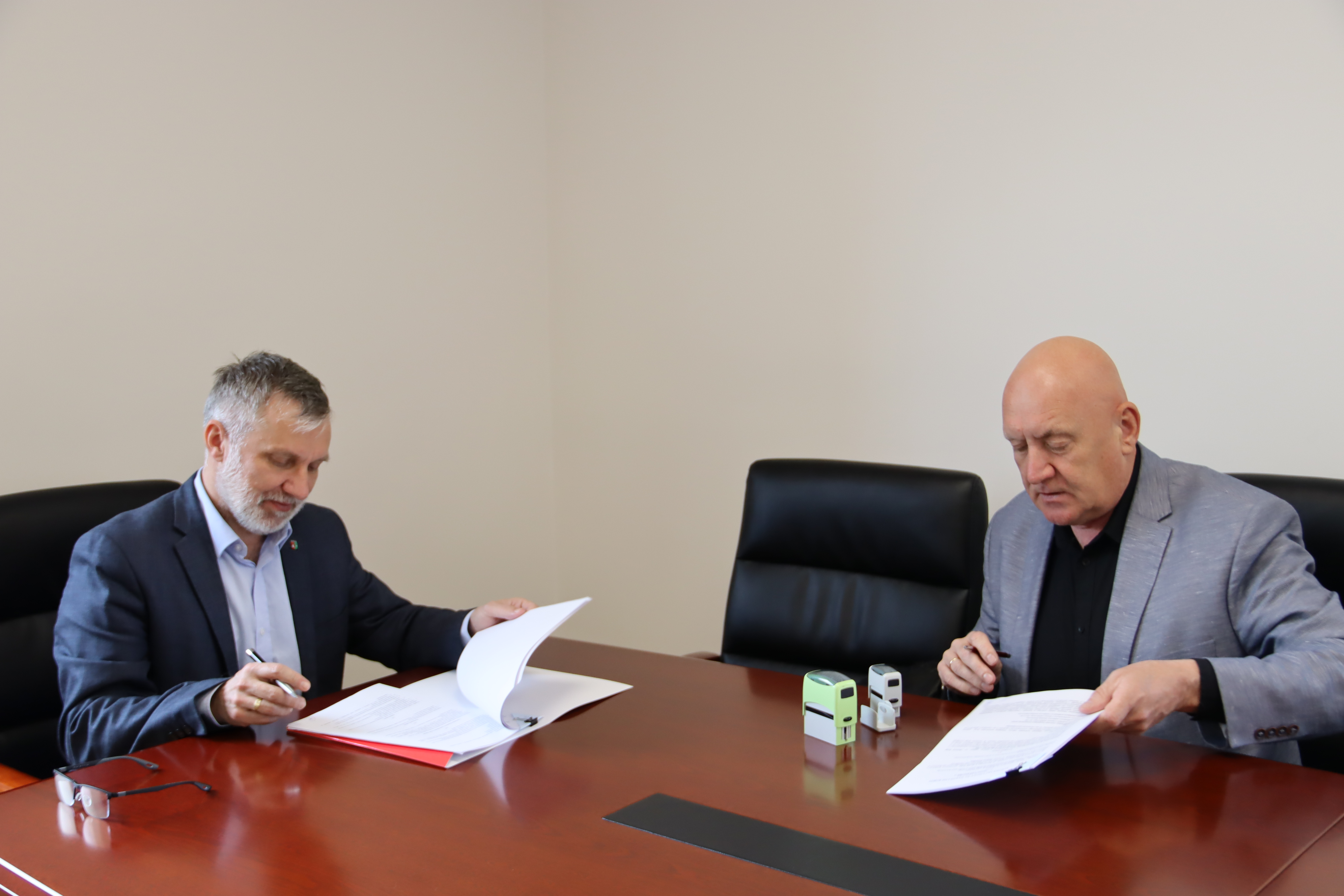 Podpisanie umowy na generalny remont 1,8 km drogi na odcinku Mochle- Szczutki.