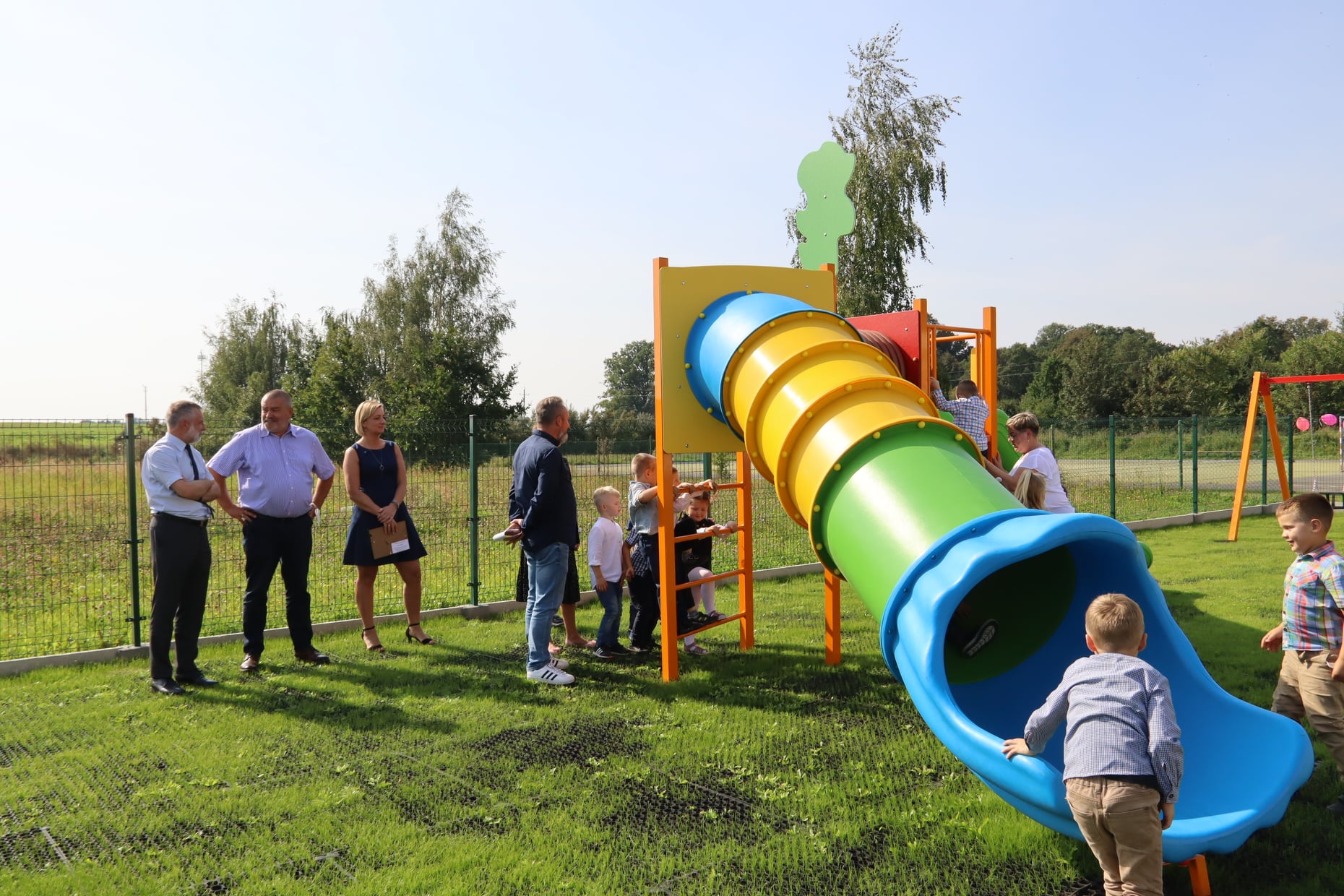 Otwarcie placu zabaw przy SP w Wojnowie, Wójt, Dyrektor szkoły, dzieci