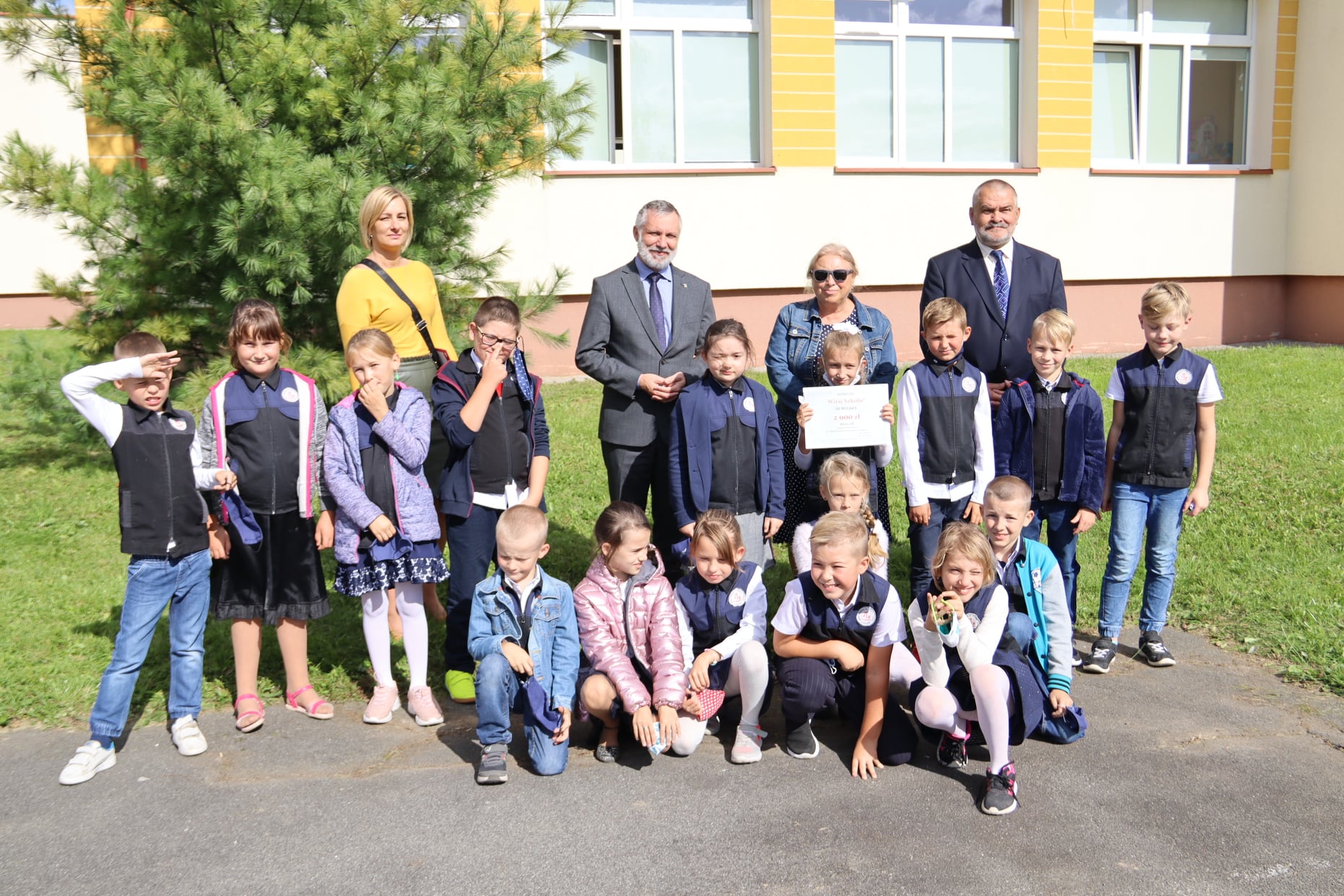 Wręczenie nagród w ramach konkursu „Witaj Szkoło!”.  klasy, dyrektor szkoły, wójt, wychowawczyni zwycięskiej klasy