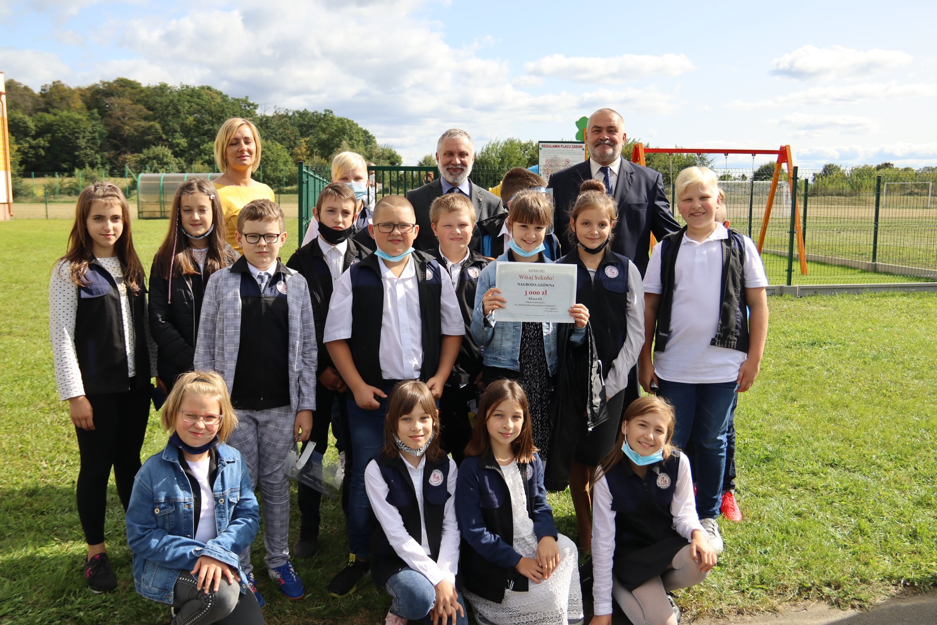 Wręczenie nagród w ramach konkursu „Witaj Szkoło!”.  klasy, dyrektor szkoły, wójt, wychowawczyni zwycięskiej klasy