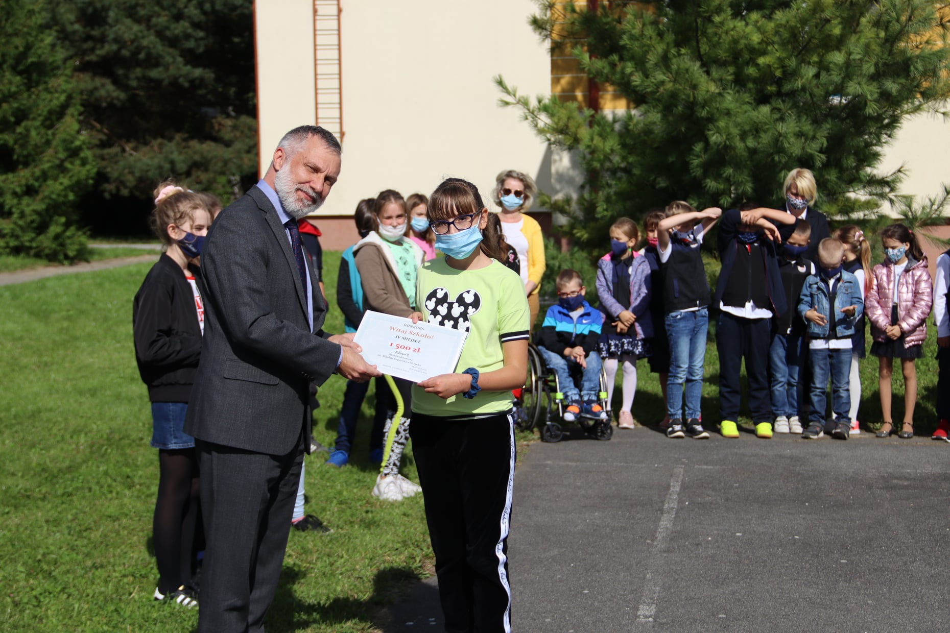 Wręczenie nagród w ramach konkursu „Witaj Szkoło!”.  klasy, dyrektor szkoły, wójt, wychowawczyni zwycięskiej klasy