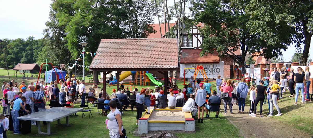 Festyn rodzinny połączony z otwarciem nowego placu zabaw przy Domu Kultury (ITK) w Sicienku. mieszkańcy gminy