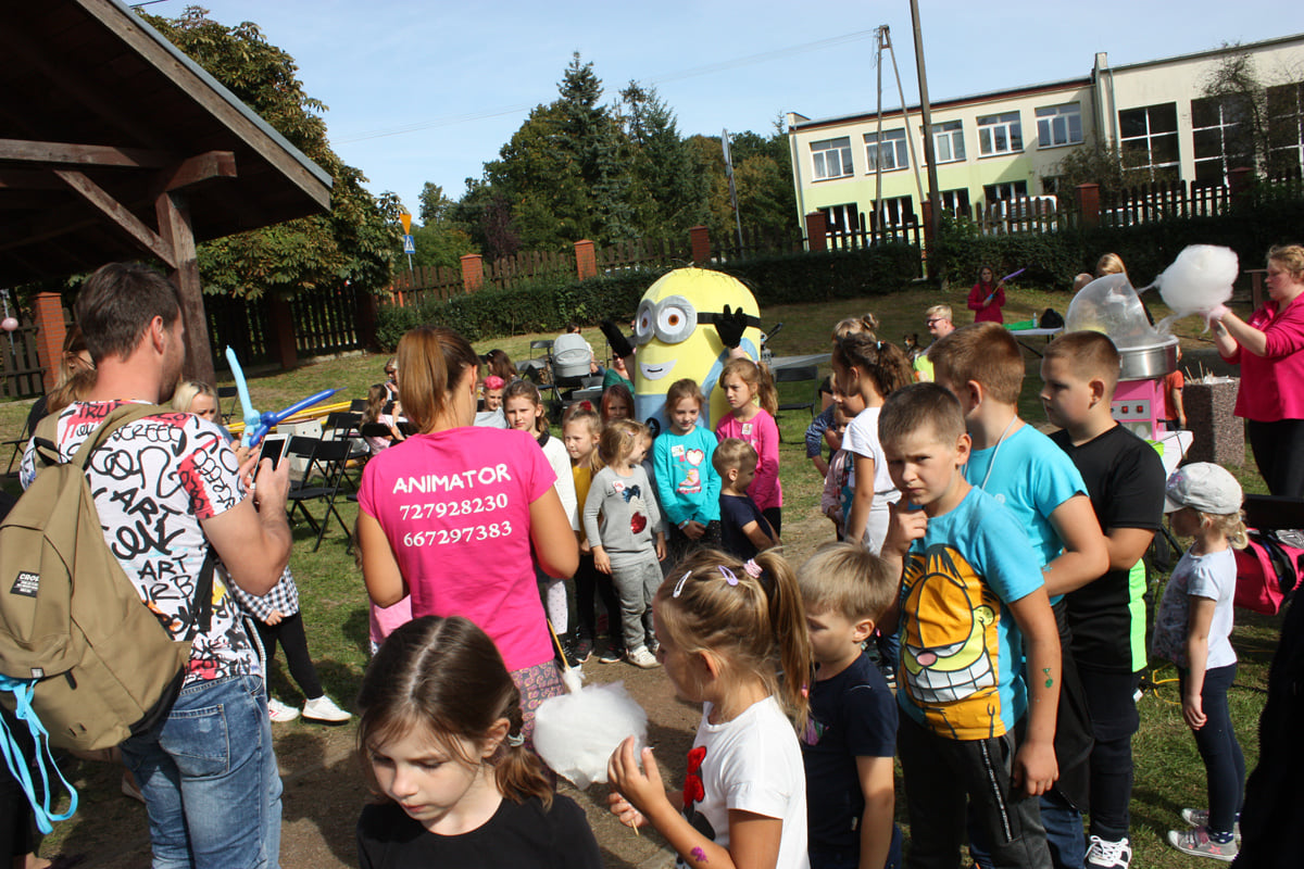 Festyn rodzinny połączony z otwarciem nowego placu zabaw przy Domu Kultury (ITK) w Sicienku.dzieci