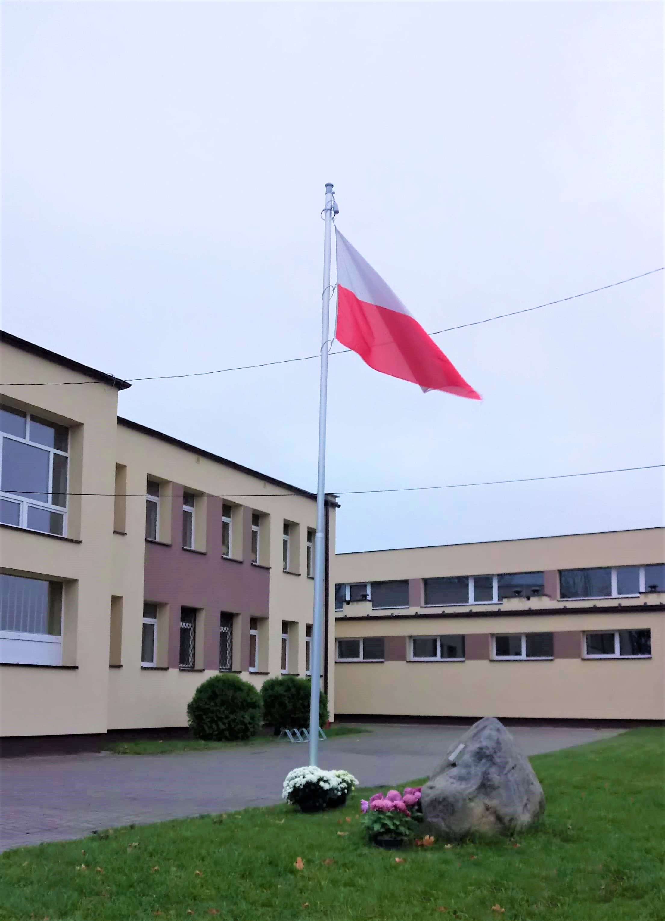 flaga Polski na maszcie