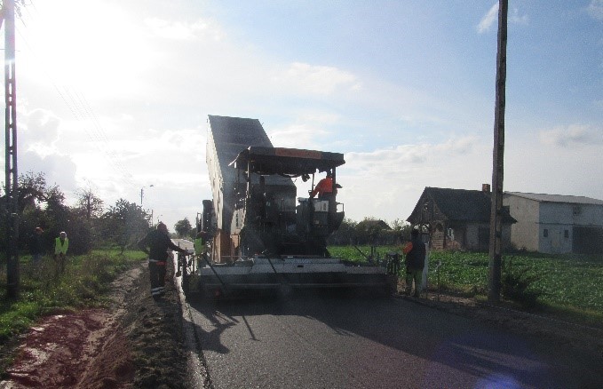 Układanie nawierzchni bitumicznej na drodze w Słupowie