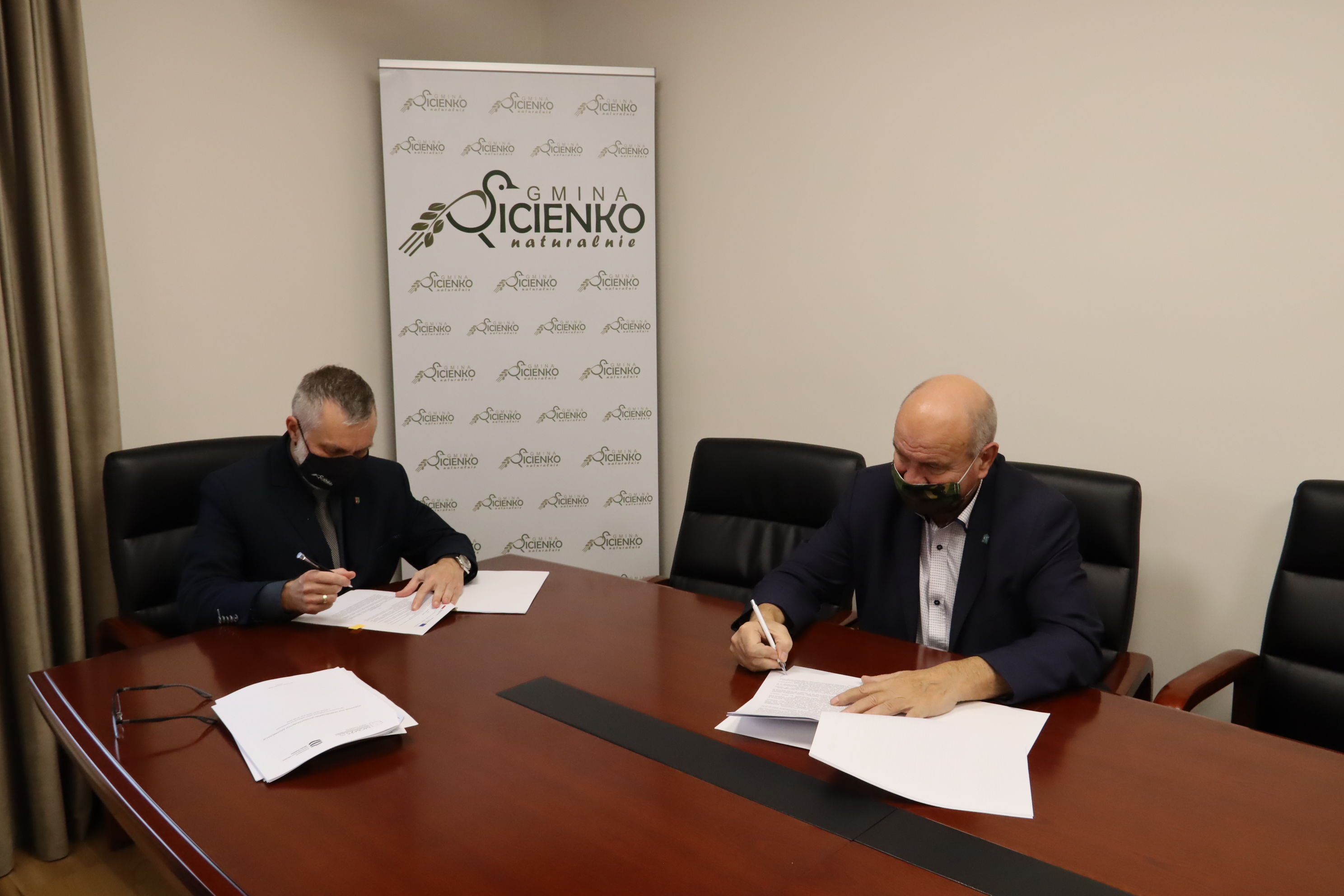 Podpisanie umowy  IV etap budowy sieci kanalizacyjnej w m. Kruszyn i Kruszyniec w gabinecie Wójta