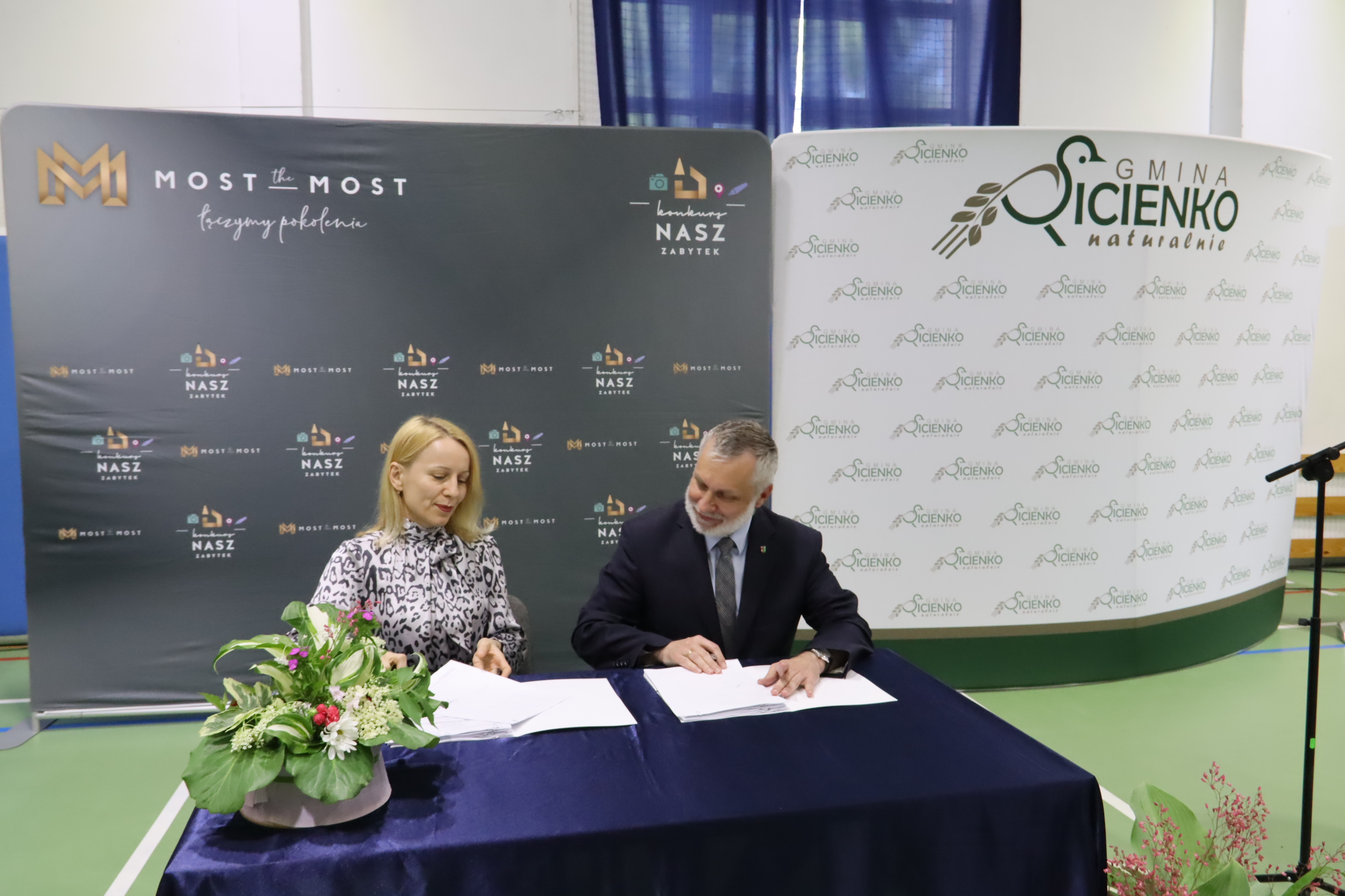 Podpisanie umowy - 1 mln złotych od Fundacji Most the Most dla Zespołu dworsko-parkowego w Kruszynie.