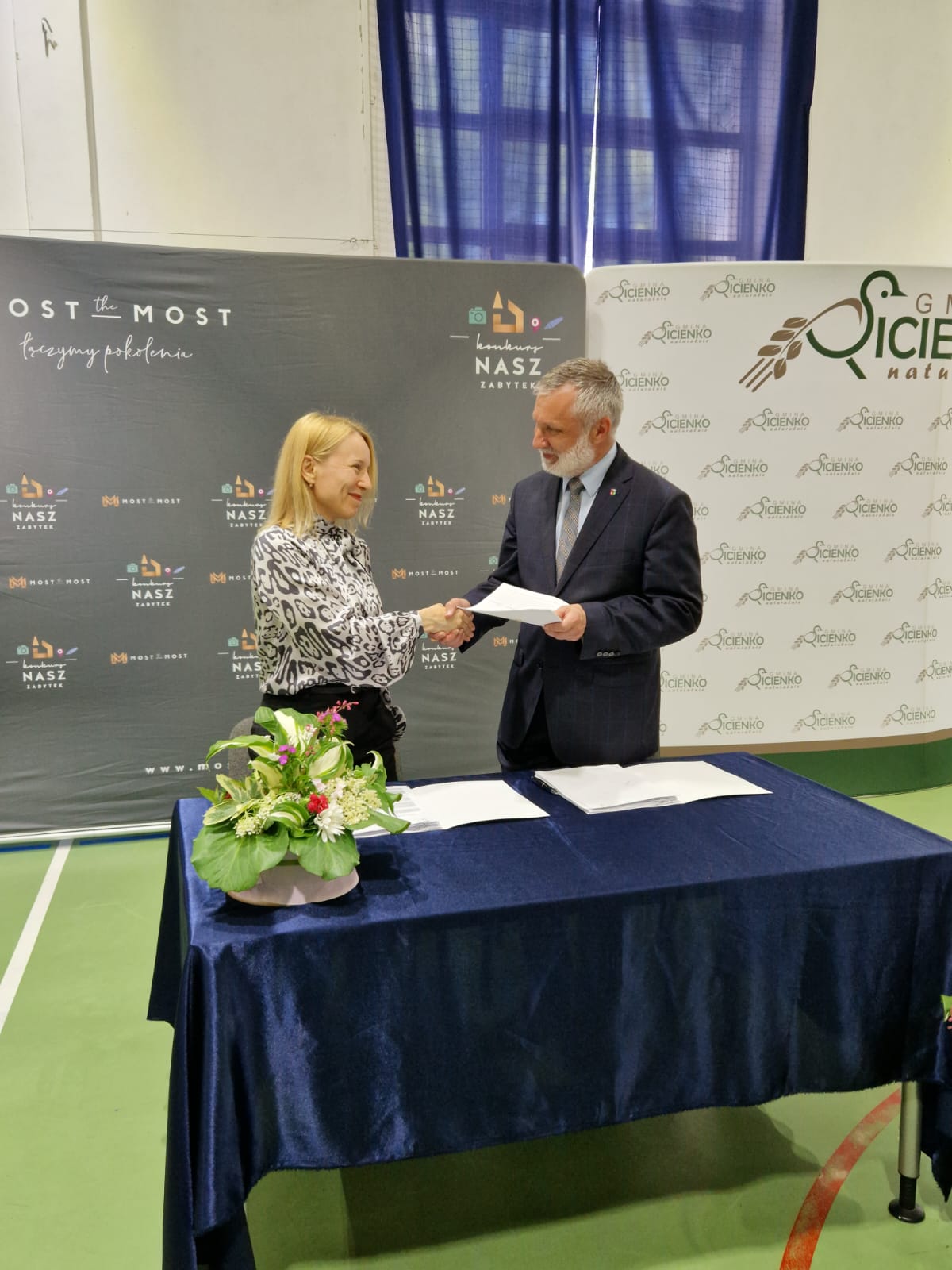 Podpisanie umowy - 1 mln złotych od Fundacji Most the Most dla Zespołu dworsko-parkowego w Kruszynie.