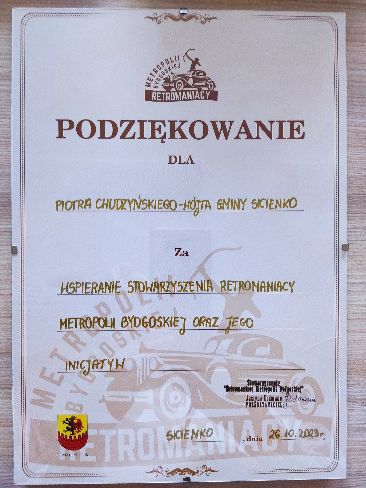 Przekazanie dwóch gminnych pojazdów Daewoo Lublin lokalnemu Stowarzyszeniu.