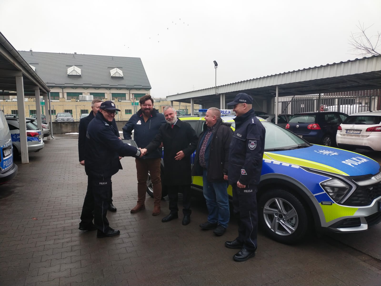 Nowy oznakowany radiowóz marki Kia Sportage wzbogacił flotę Komisariatu Policji w Koronowie