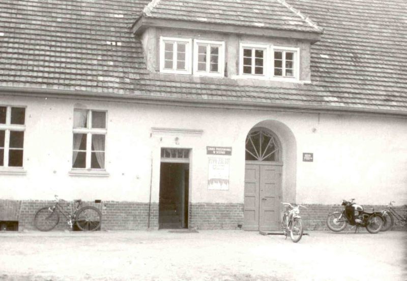 Budynek dawnej szkoły na starej fotografii