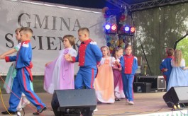 Przedszkolaki tańczące Poloneza
