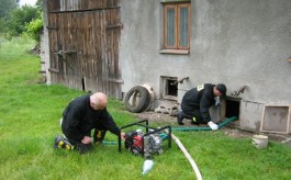 Strażacy pomagają powodzianom z gminy Łubnice